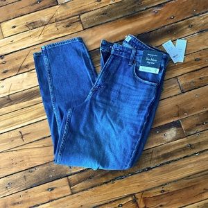NWT. Abercrombie and Fitch Curve Love high rise mom jeans